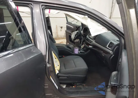 2017 Toyota Highlander Le z USA, uszkodzony, nr VIN 5TDBZRFH1HS430502